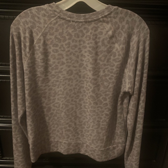 Beyond Yoga Leopard  Raglan Crew Pullover- Chai Cocoa Brown - pre-owned - Picture 2 of 4